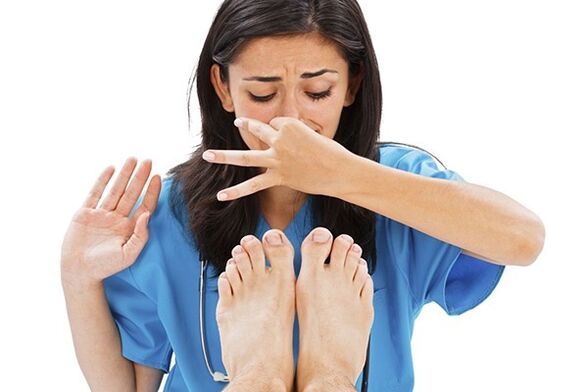 forte odore del piede con fungo delle unghie