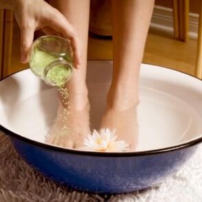 Durante il trattamento contro i funghi, è necessario lavarsi spesso i piedi. 