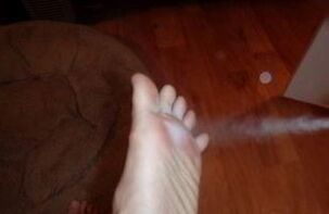 trattamento aerosol del piede colpito dal fungo